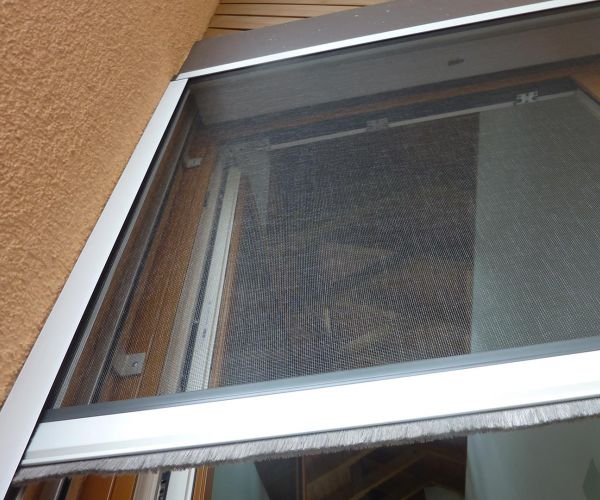 Mückennetz als Fensterrollo bietet flexibles Öffnen und Schliessen des Insektenschutzes.